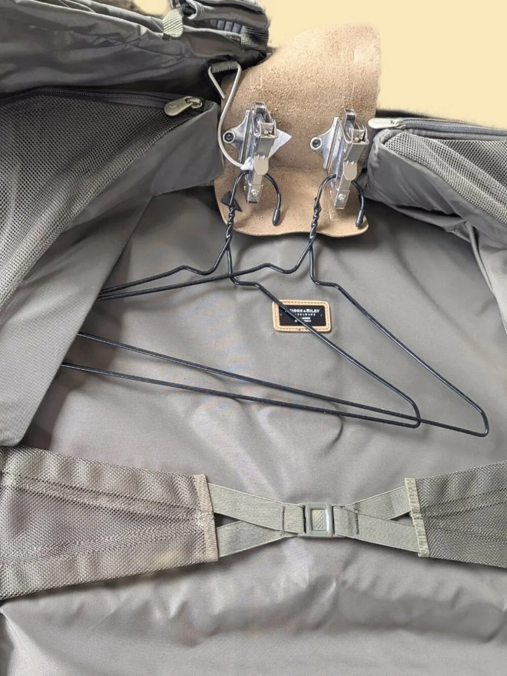 Briggs & Riley Baseline Nylon Garment Carrier w shoulder strap & combo lock